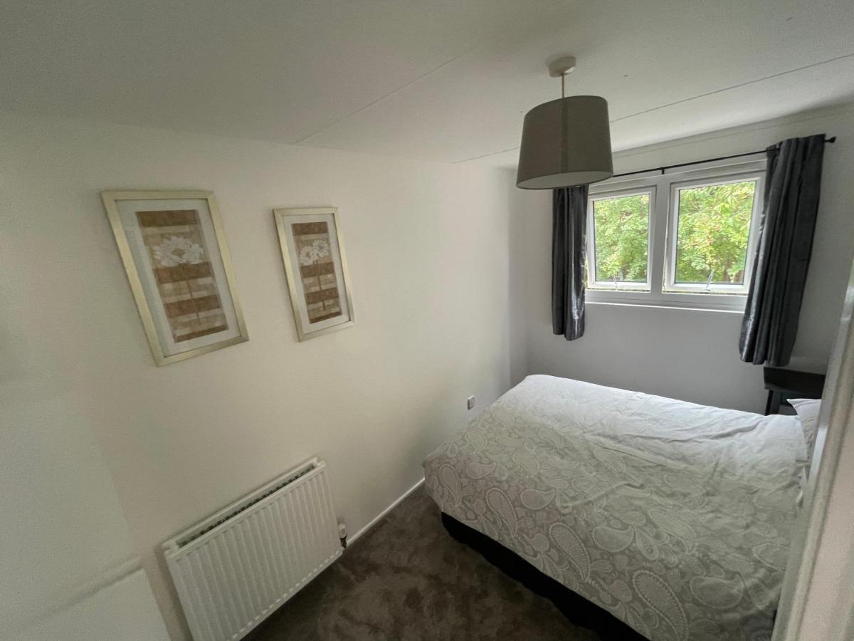 1-Bedroom Semi-Detached Chalet In Uddingston, Glasgow Exterior foto