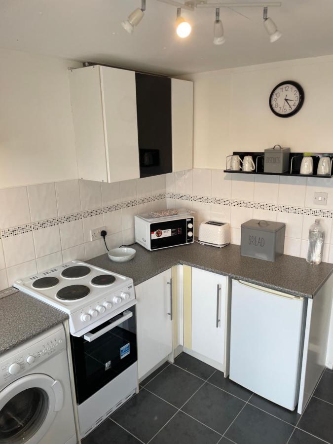 1-Bedroom Semi-Detached Chalet In Uddingston, Glasgow Exterior foto